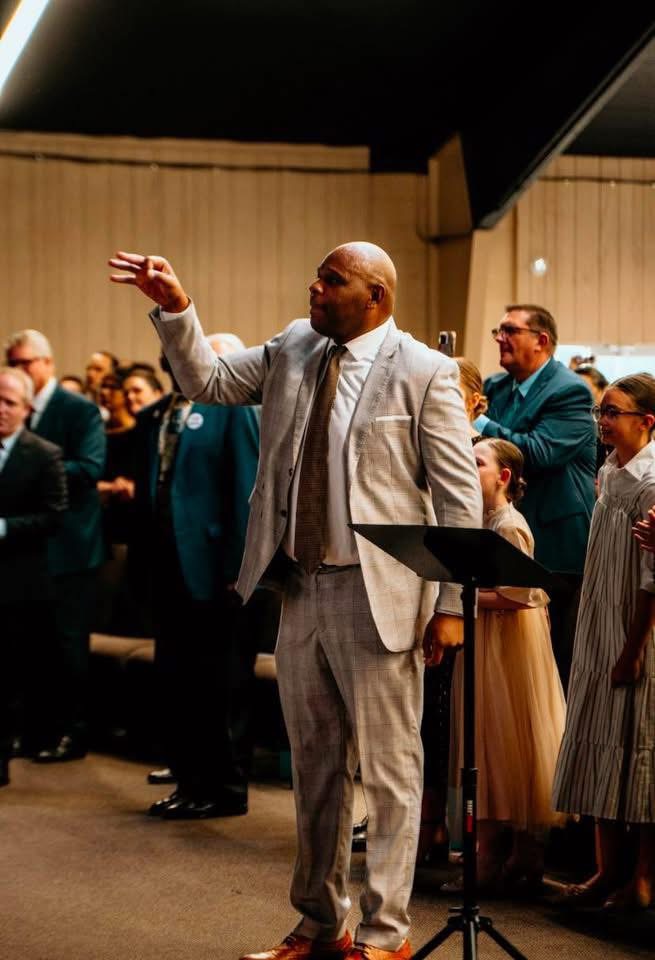 Dennis Gates teaching a worship intensive in a church workshop setting